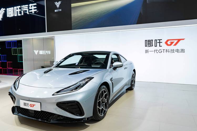 惠州204哪吒汽车在智能汽车领域的表现，领途汽车在新能源汽车市场中的影响力